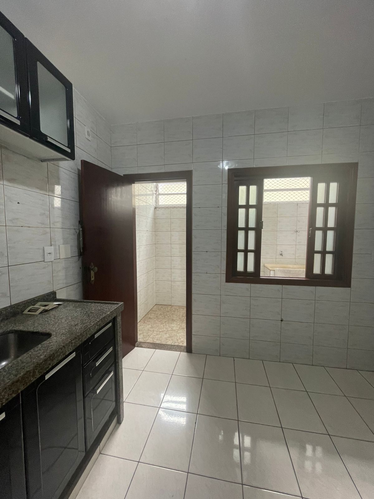 Cozinha — Acesso à Área de Serviço